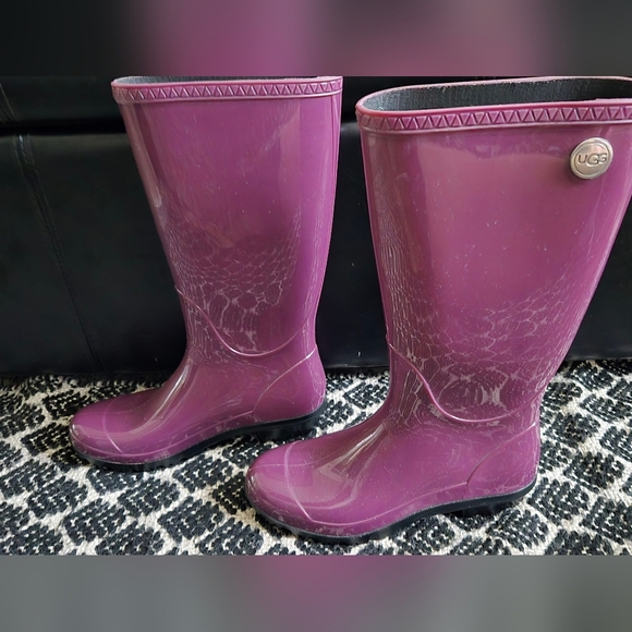 UGG Women's Shaye Rain Boot Maroon Burgundy Purple EUC Size 7 - Picture 1 of 9